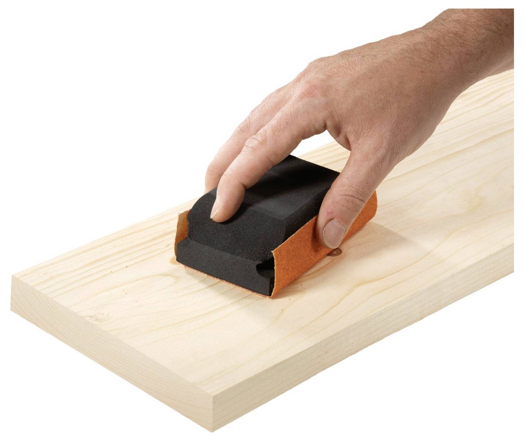 Ręka osoby używa bloku szlifierskiego do wygładzenia kawałka jasnokolorowego drewna.