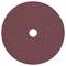Brązowa okrągła tarcza papieru ściernego z centralnym otworem, używana do szlifowania lub wygładzania powierzchni.