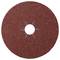 Okrągła czerwona tarcza ścierna z otworem centralnym, przeznaczona do stosowania w procesach szlifowania lub szorowania.