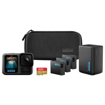Zestaw kamery GoPro obejmujący trzy baterie, hub ładujący, futerał oraz kartę pamięci SD o pojemności 64 GB, przedstawiony na białym tle.