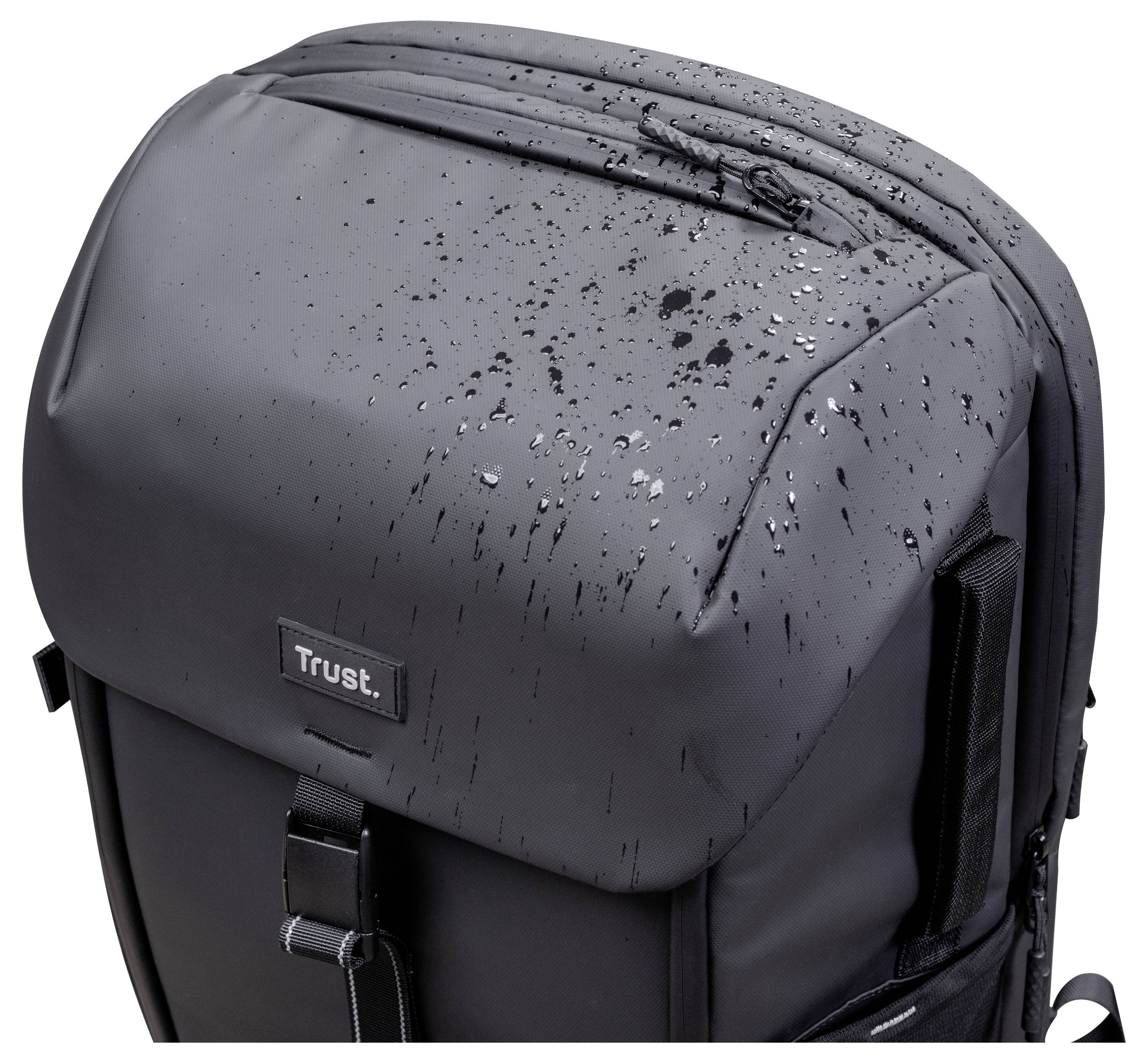 Czarny plecak z logo 'Trust' na przedniej części, przedstawiony z kropelkami wody na powierzchni, wskazującymi na jego wodoodporność.