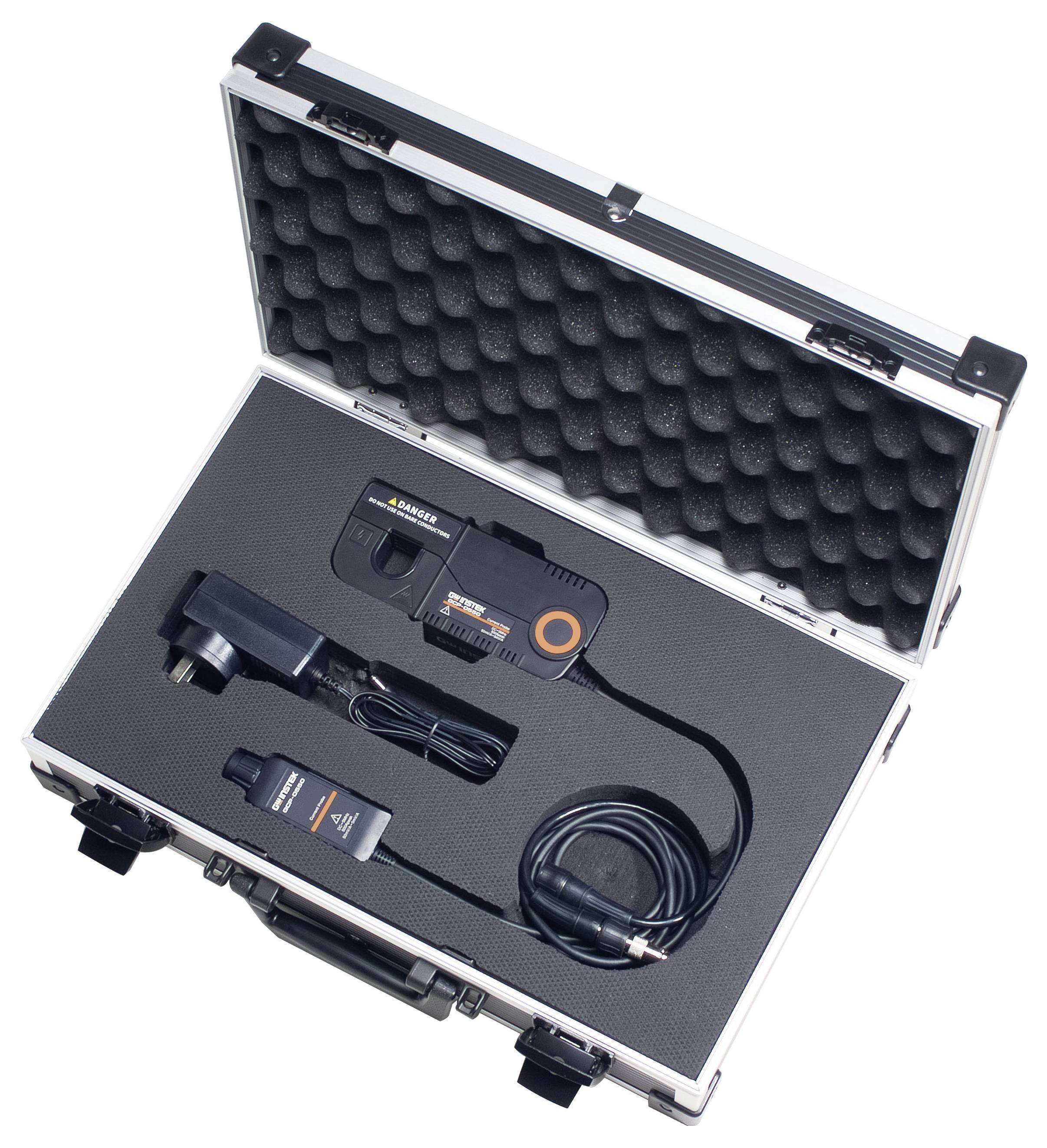 System inspekcji telewizji przemysłowej w obudowie ochronnej, pokazujący kamerę, jednostkę sterującą, przewody i pakiet bateryjny na wkładce piankowej.