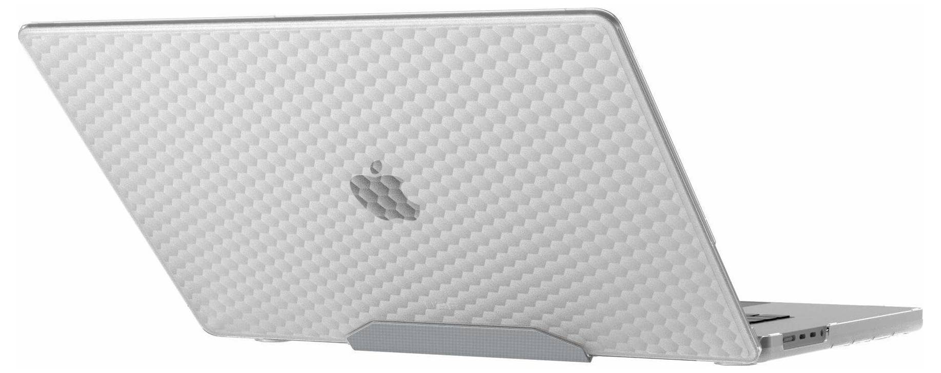 Srebrny laptop z teksturowaną obudową jest częściowo otwarty, prezentujący tył z logo Apple, ustawiony na podstawce.