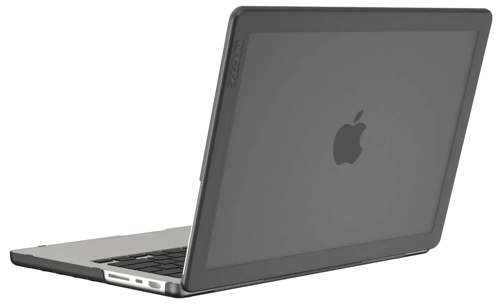 Częściowo otwarty laptop z ciemną ochronną obudową, eksponujący logo Apple na tylnej stronie. Urządzenie jest ułożone pod lekkim kątem w lewą stronę.