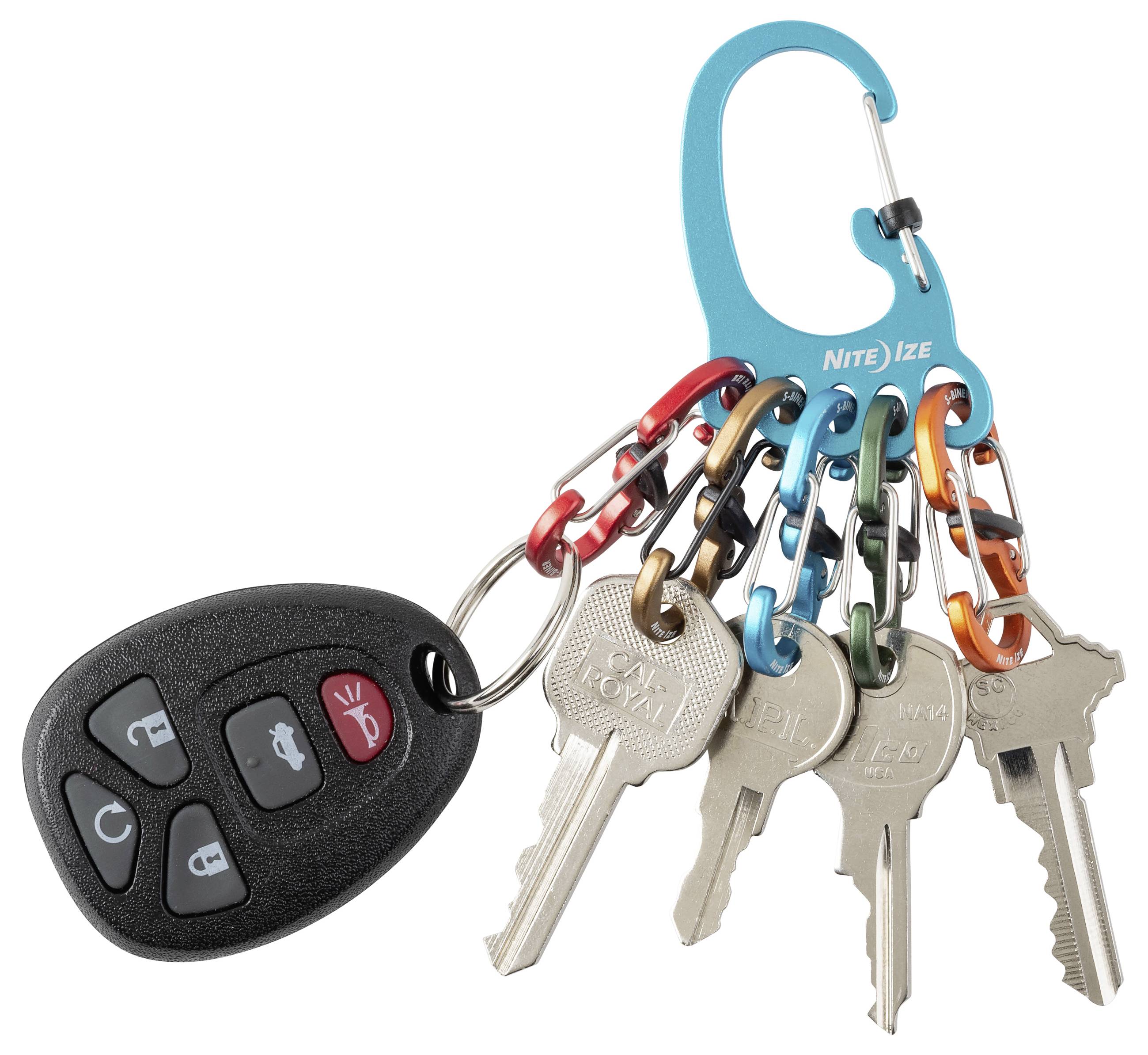 Zestaw kluczy przypięty do niebieskiego karabińczyka, w tym czarny pilot samochodowy i pięć metalowych kluczy w różnych kolorach.