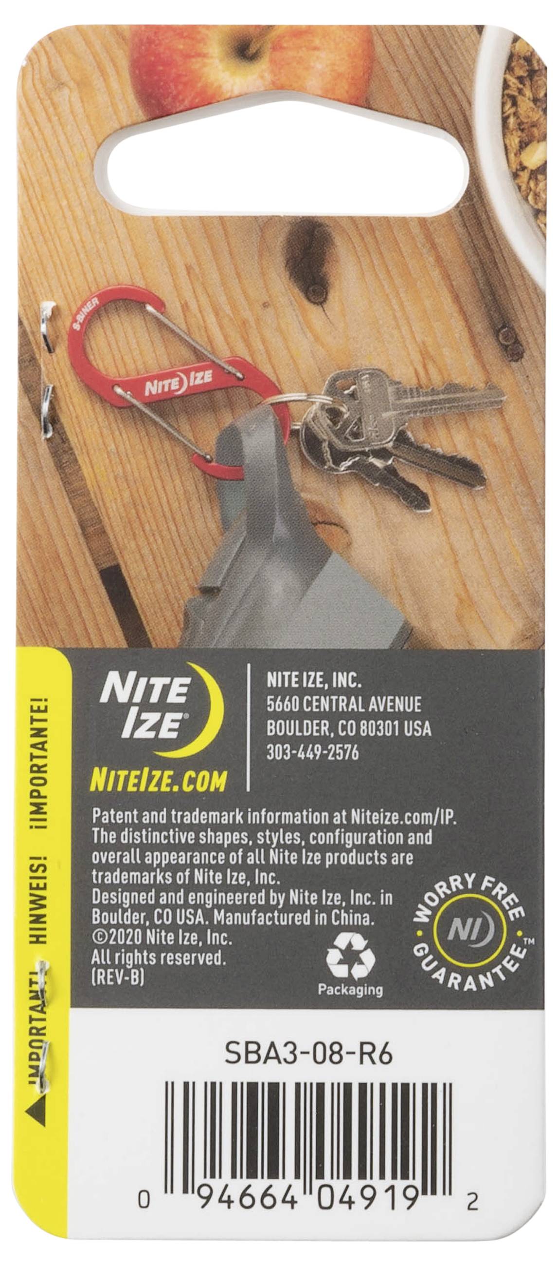 Brelok z kluczami i czerwoną etykietą Nite Ize. Zamieszczone dane kontaktowe firmy. Produkt oznaczony jako 'SBA3-08-R6'.