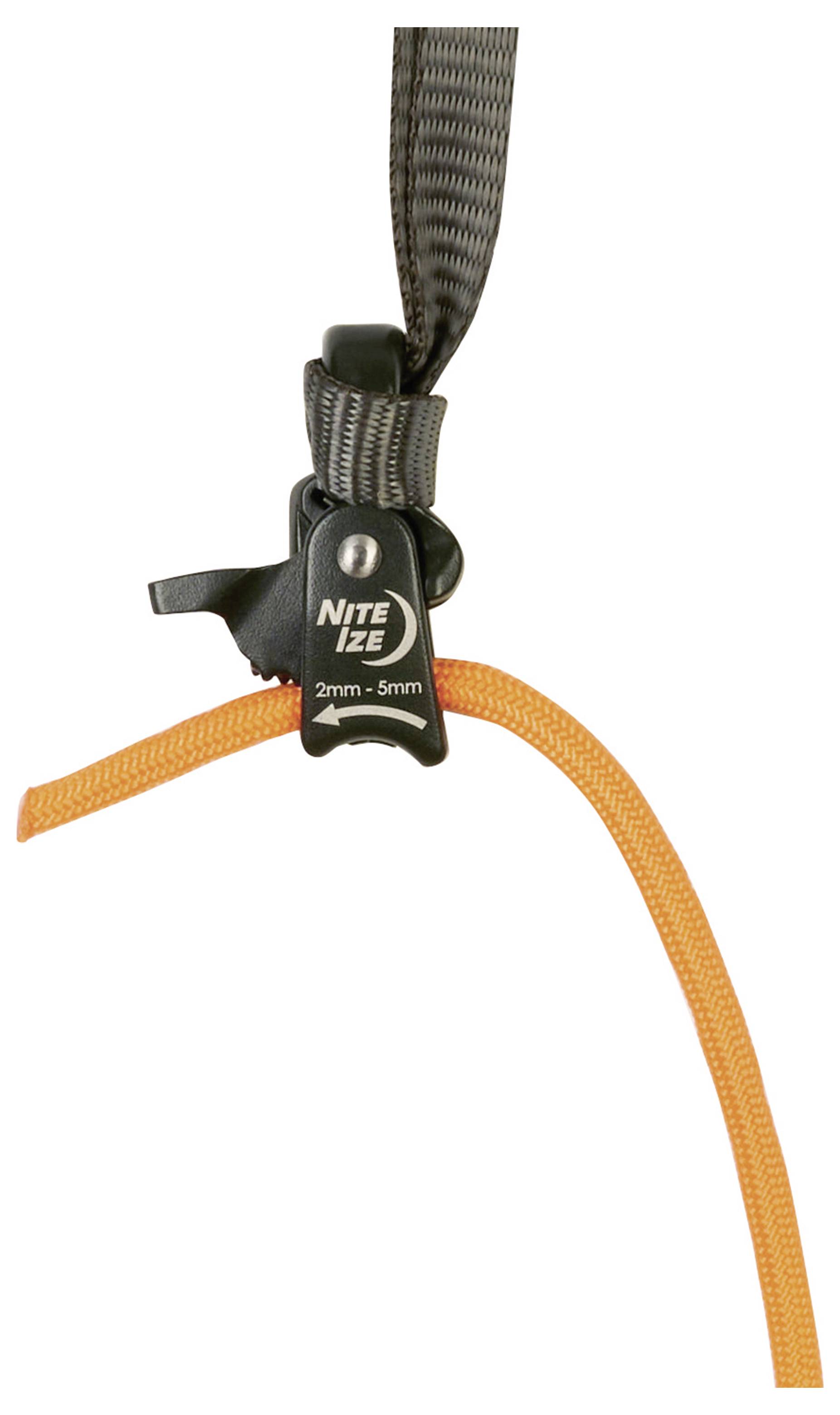 Pomarańczowy sznur jest zabezpieczony czarnym plastikowym zaciskiem linowym Nite Ize, zawieszony pionowo, prezentujący prosty system węzłów.