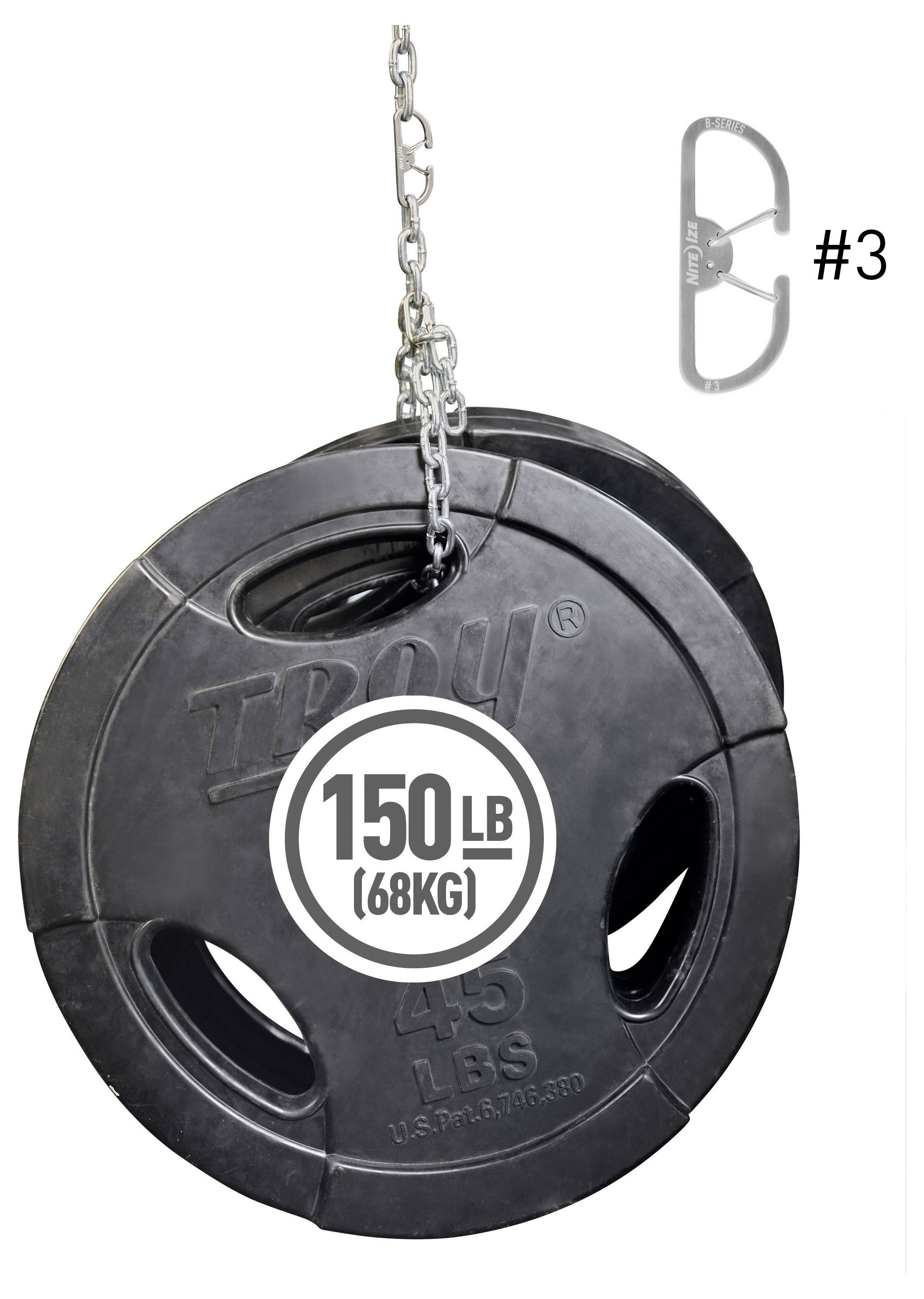 Tarcza obciążeniowa oznaczona '150 LB (68 KG)' zwisa z łańcucha. Obok niej widoczna jest inna metalowa tarcza oznaczona '#3', prezentująca logo marki.