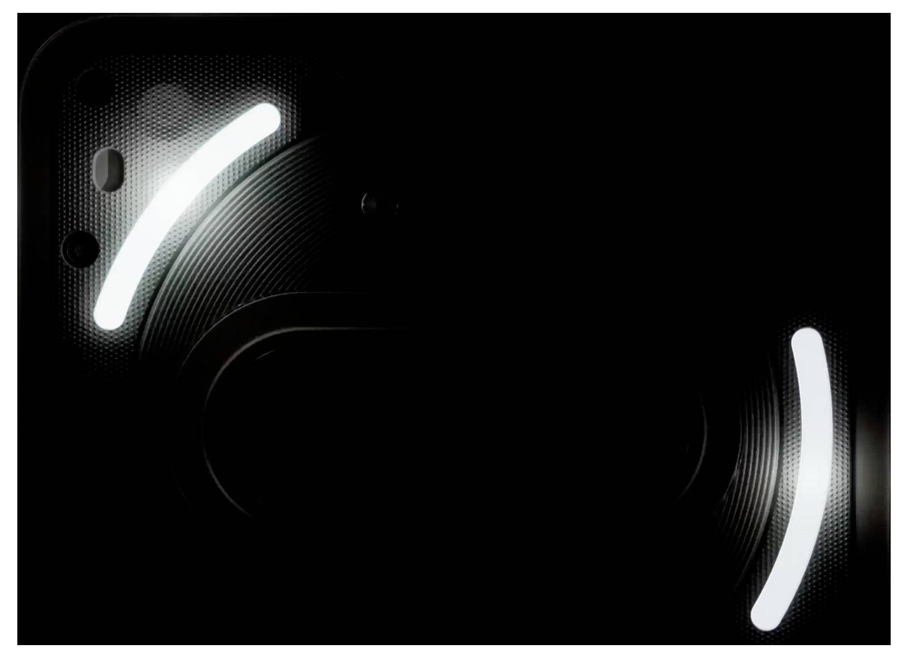 Dwa podświetlone łuki na ciemnym tle, prawdopodobnie będące częścią projektu urządzenia elektronicznego. Czarne tło podkreśla świecący efekt.