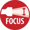 Czerwona ikona kołowa z wiązką światła latarki i dwukierunkową strzałką wskazującą regulowaną ostrość, z napisem 'FOKUS' poniżej.