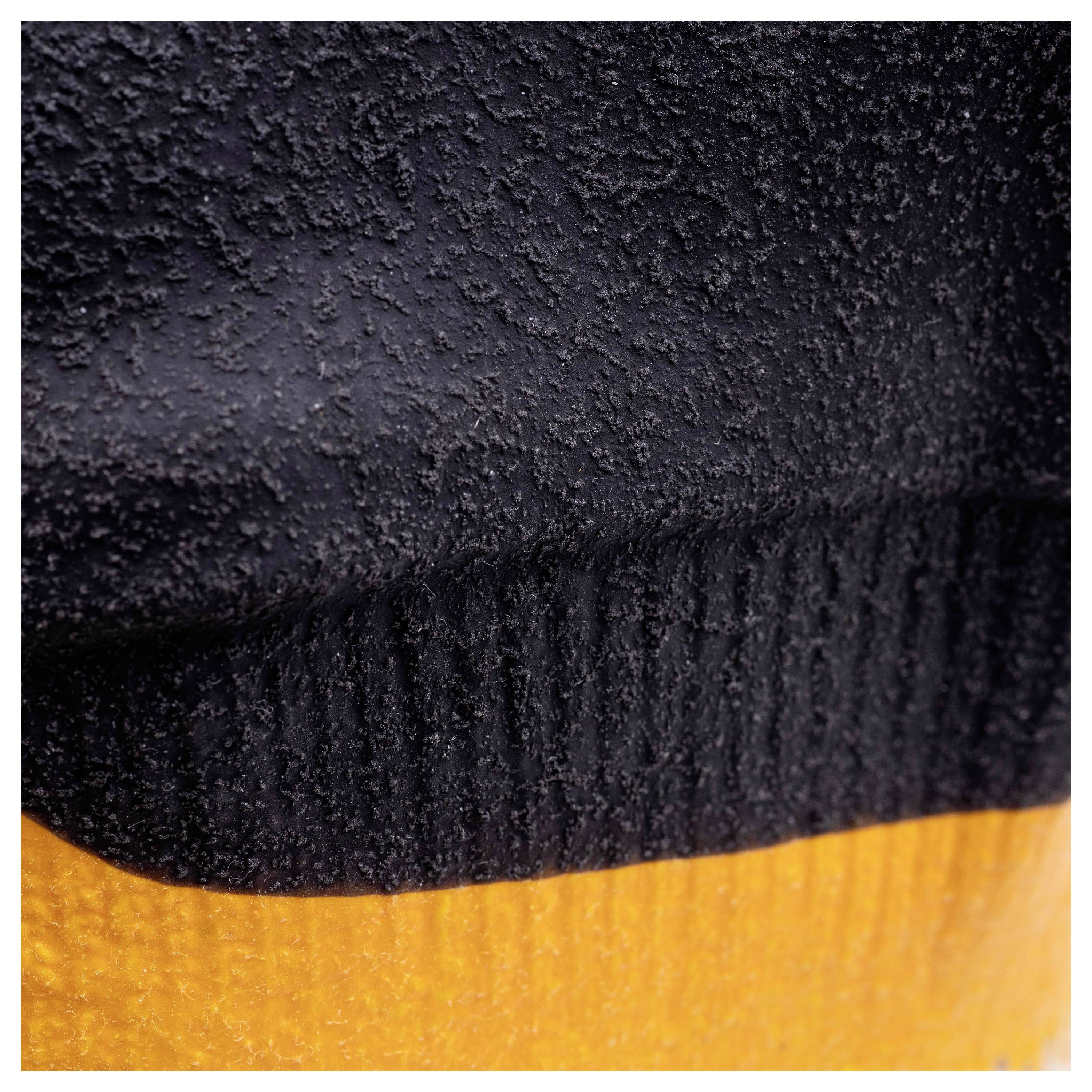 Zbliżenie na teksturowaną czarno-pomarańczową powierzchnię, ukazujące wypukły, dotykowy wzór. Górna część jest czarna, przechodząca w pomarańczową.