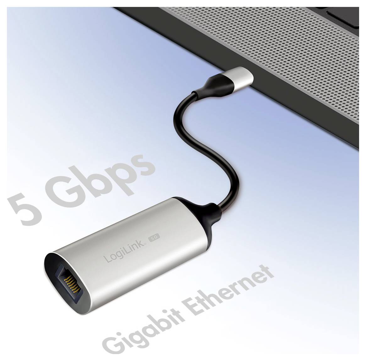 Adapter Ethernet Gigabit 'LogiLink' podłączony do laptopa, tekst '5 Gbps' i 'Gigabit Ethernet' podkreślają wysokiej prędkości łączność.