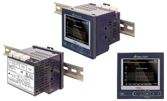 Urządzenie elektroniczne z ekranem wyświetlającym i specyfikacją techniczną, zamontowane na metalowej szynie. Na ekranie widoczny jest wykres fali.