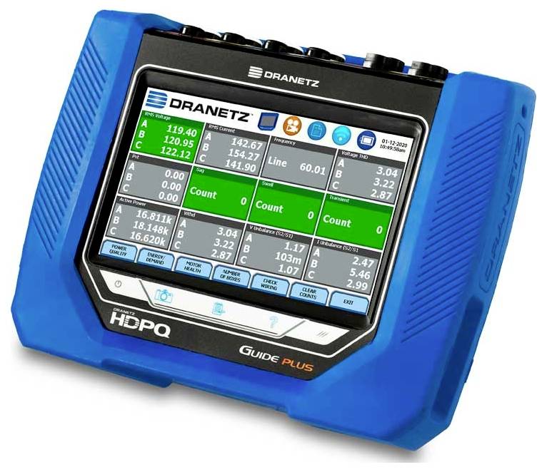 Ręczne urządzenie elektroniczne z kolorowym ekranem dotykowym wyświetlającym dane i wykresy, oznaczone etykietą 'Dranetz HDPQ Guide Plus.'
