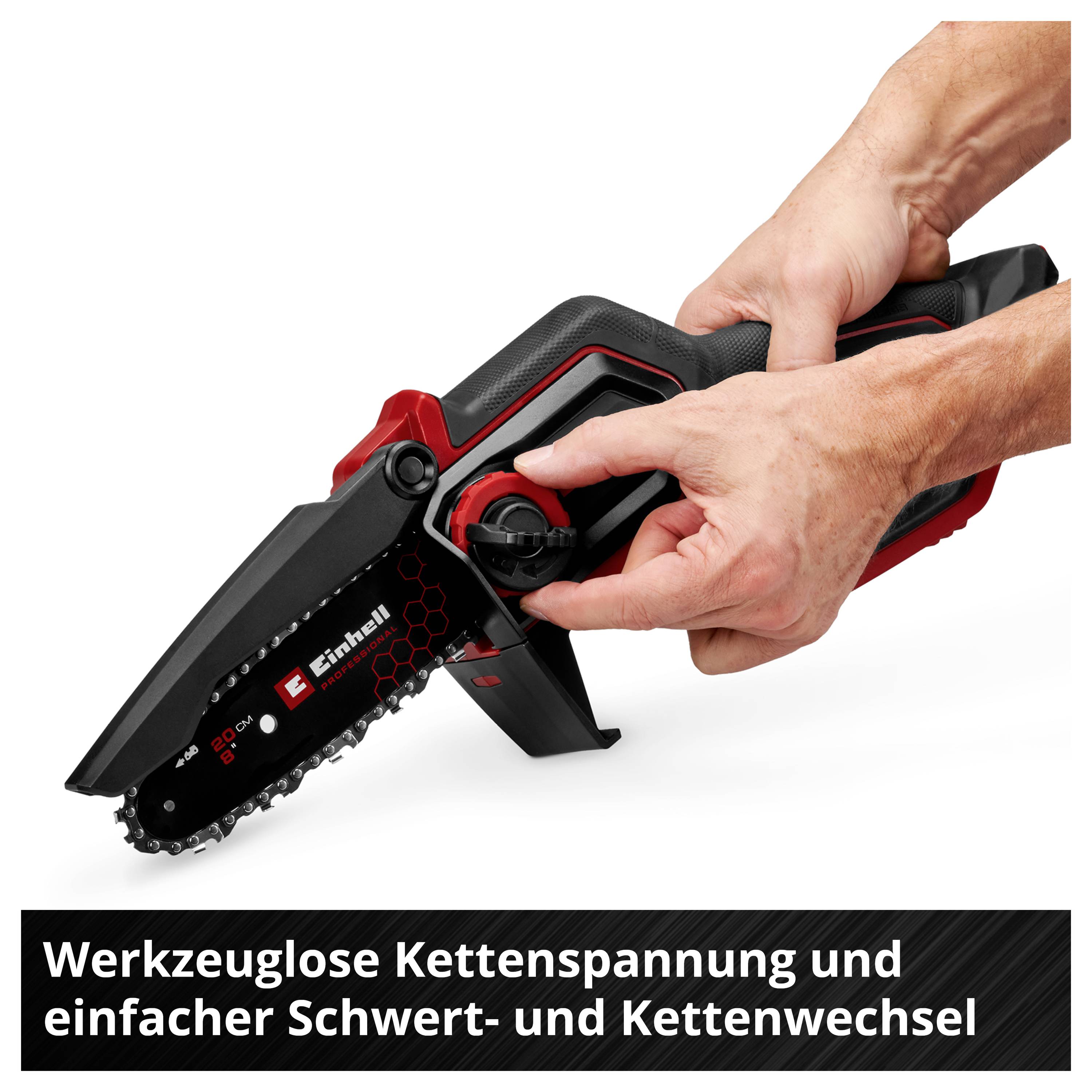 Piła akumulatorowa w czarno-czerwonym designie. Osoba demonstruje beznarzędziowe napinanie łańcucha. Tekst: 'Beznarzędziowe napinanie łańcucha oraz prosty montaż miecza i łańcucha'.