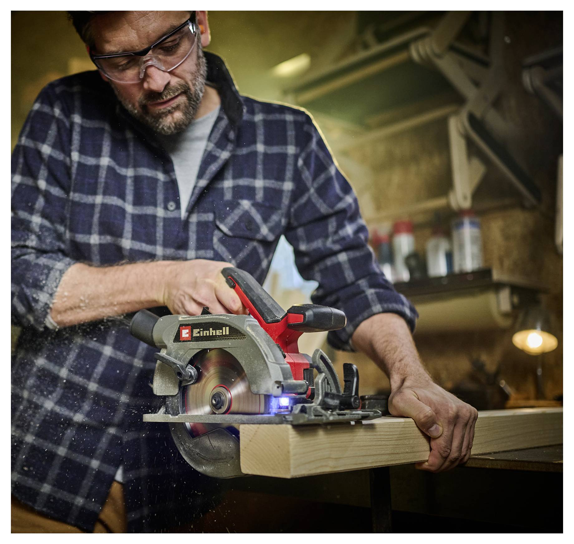 Акумуляторна дискова пилка Einhell TE-CS 18/165-2 Li - Solo 18 V. Максимальна глибина різання (90°) 57 мм