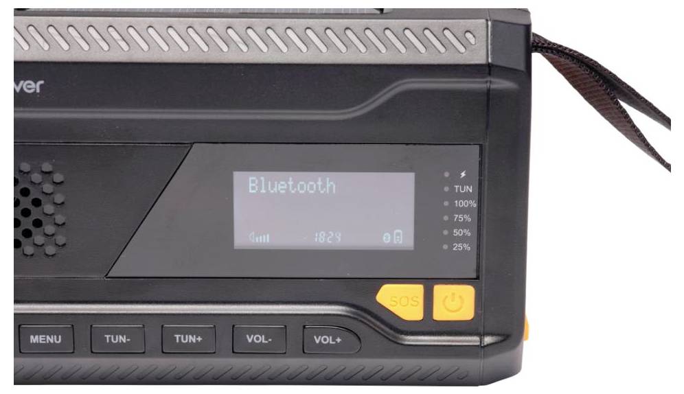 Obraz przedstawia przenośne urządzenie radiowe z ekranem wyświetlającym 'Bluetooth'. Poniżej znajdują się przyciski zasilania, SOS, regulacji głośności oraz strojenia.