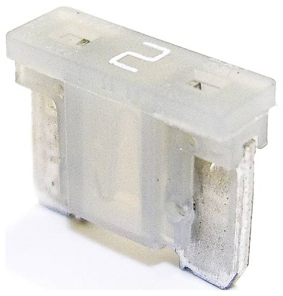 Przeźroczysta bezpieczka samochodowa o natężeniu 2 amperów z metalowymi, srebrnymi stykami, zaprojektowana do ochrony obwodów elektrycznych przed przepięciem, sfotografowana na białym tle.