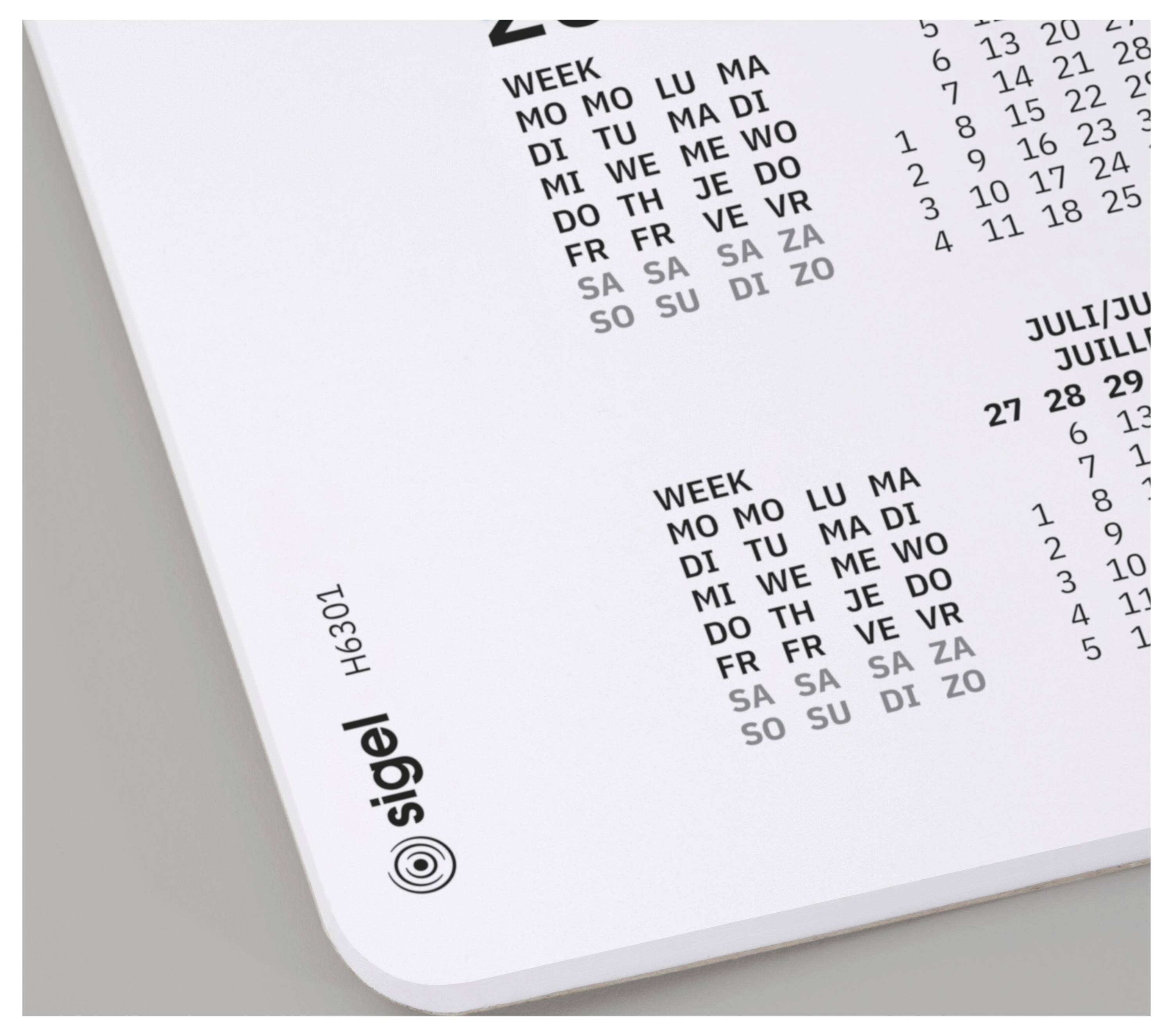 Zbliżenie strony spiralnie oprawionego kalendarza pokazujące dwie tygodnie w lipcu 2015 roku, z dniami w języku angielskim i niemieckim.