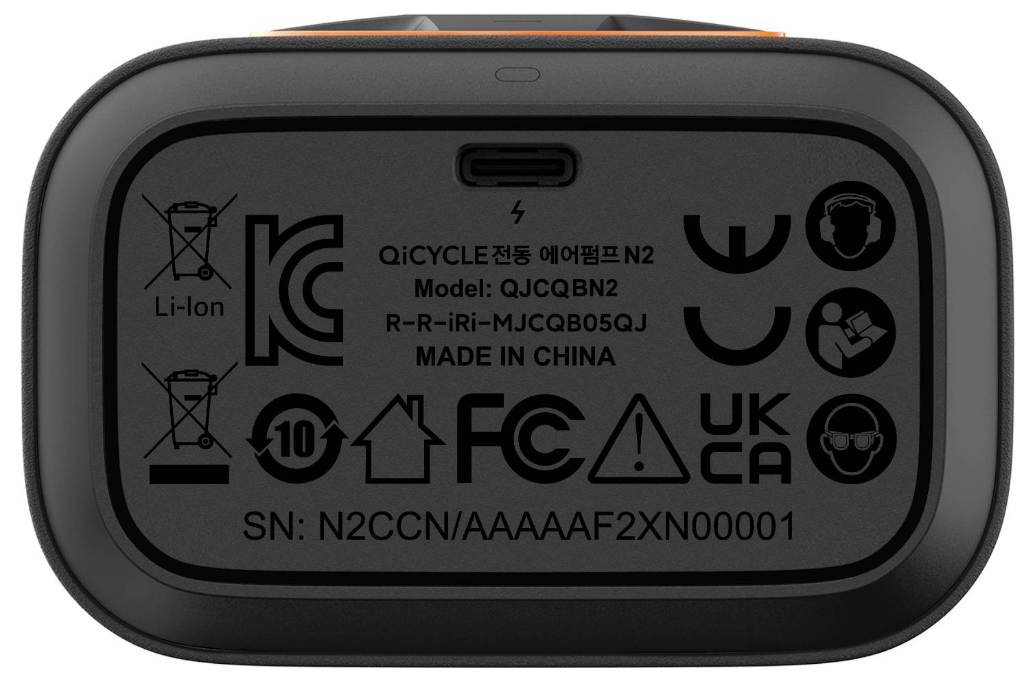 Czarny elektroniczny urządzenie z różnymi symbolami certyfikacyjnymi i oznaczeniami tekstowymi. Wskazuje specyfikacje oraz szczegóły zgodności.
