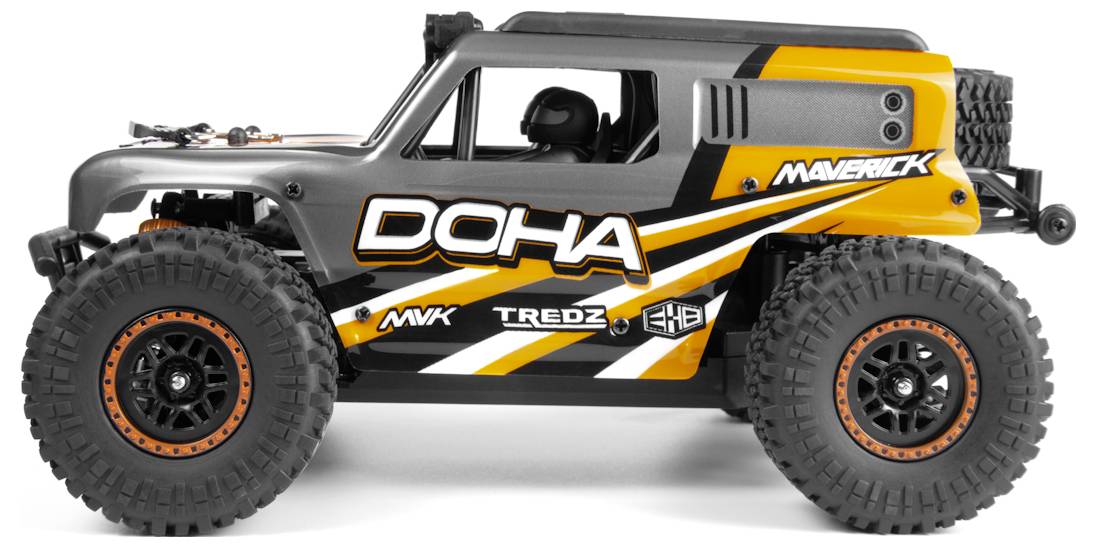 Czarno-pomarańczowy samochód zdalnie sterowany z napisem 'DOHA' na boku, wyposażony w duże opony i zaprojektowany do wyścigów terenowych.