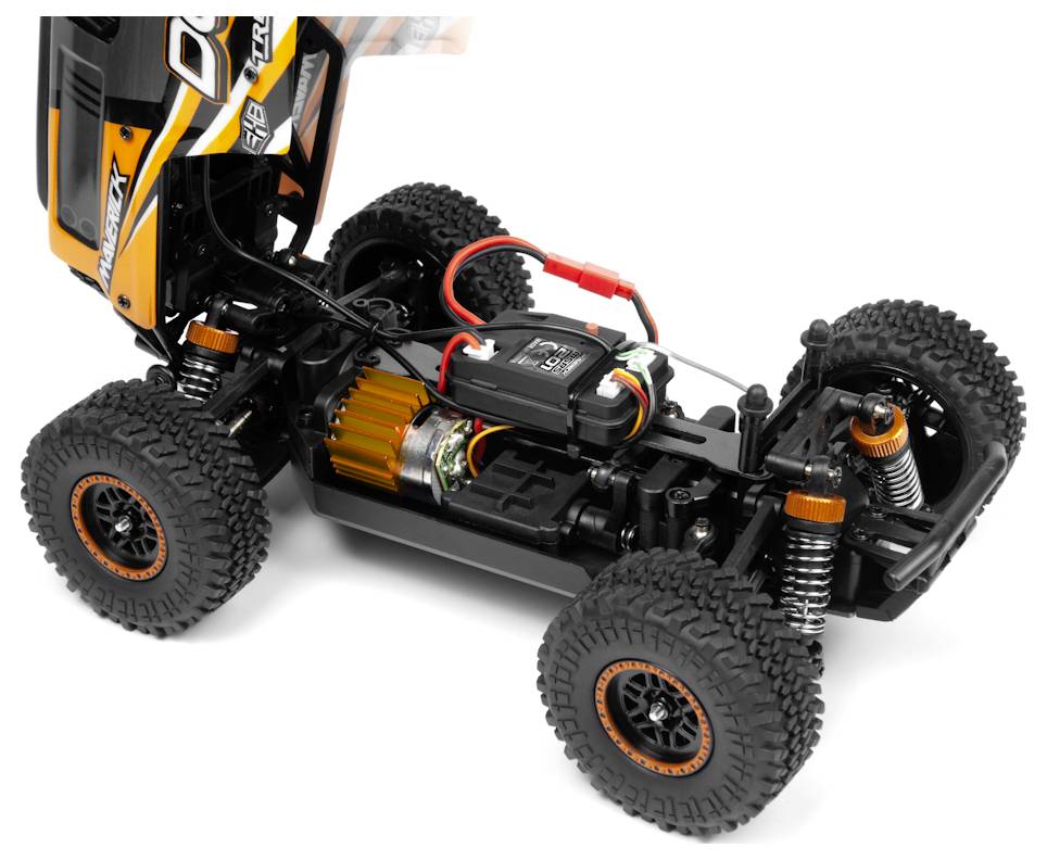 Zdalnie sterowane podwozie samochodu przedstawiające odkryte elementy wewnętrzne, takie jak zawieszenie, akumulator, silnik i okablowanie, podkreślające projekt mechaniczny.