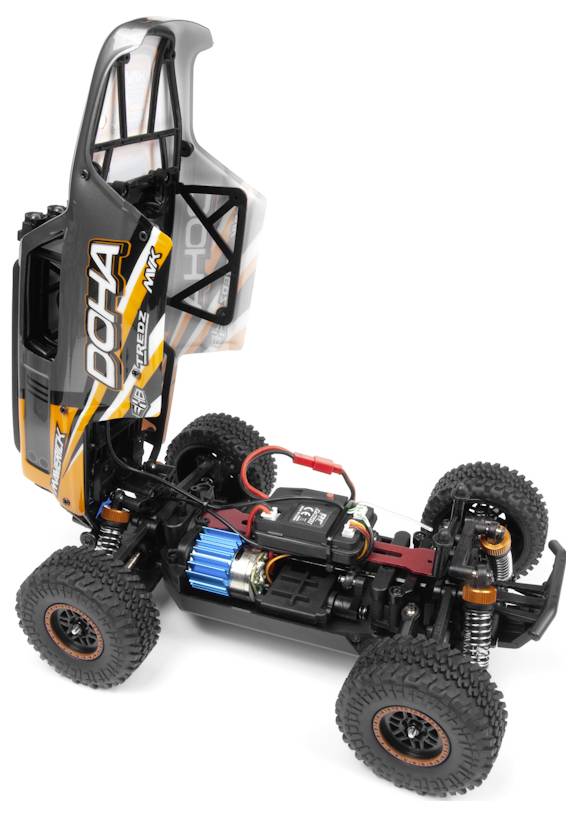 Zdalnie sterowany samochód z otwartą ramą podwozia, prezentujący wewnętrzne komponenty, takie jak silnik i okablowanie, z tekstem 'DQHA' na podniesionym nadwoziu.