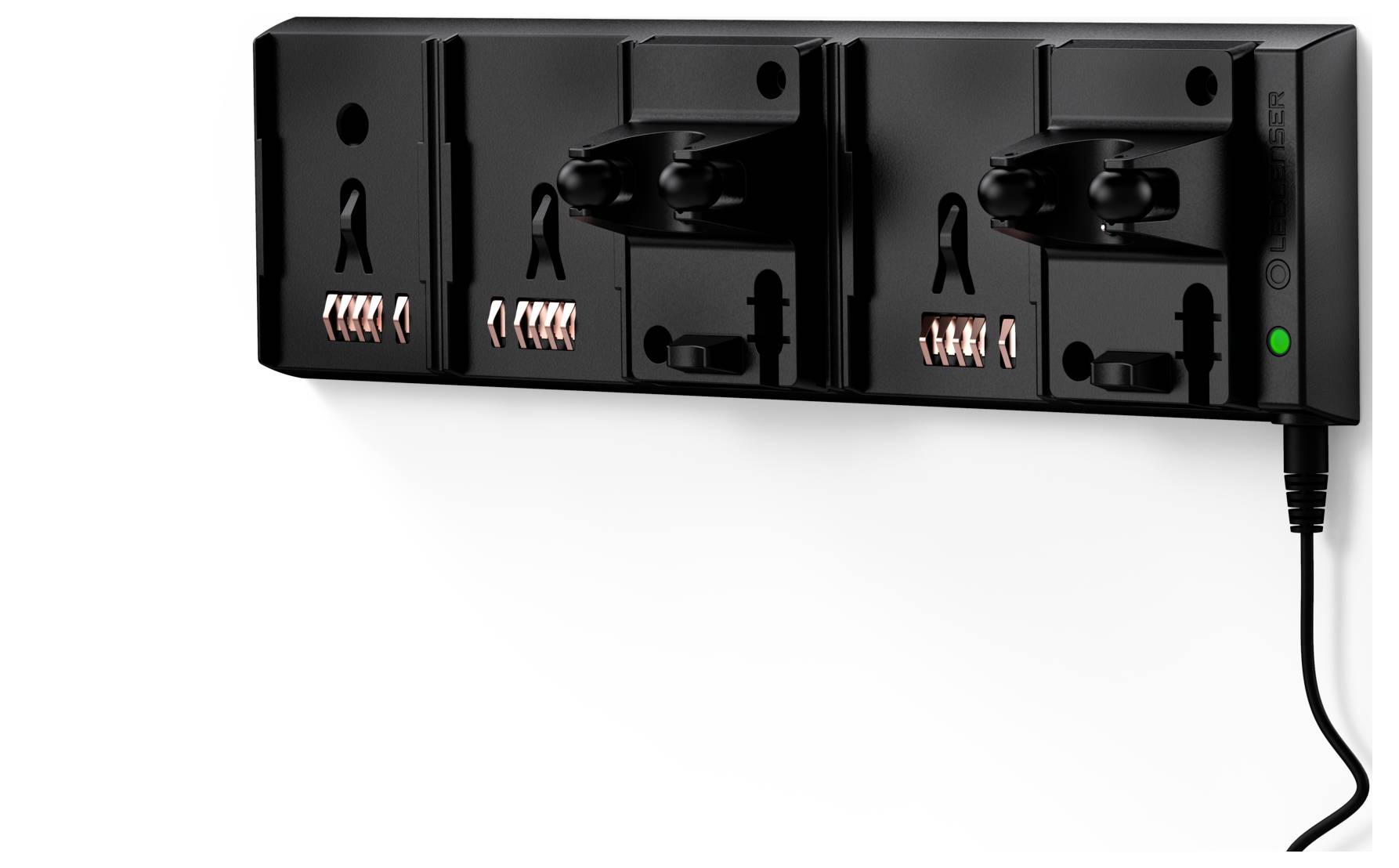 Naścienny, czarny uchwyt na narzędzia z trzema regulowanymi zaciskami do organizacji przyborów gospodarstwa domowego, takich jak miotły lub mopy.