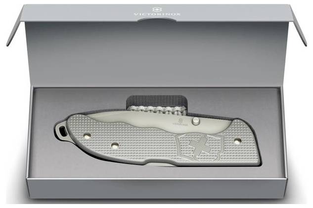 Victorinox składany nóż kieszonkowy wystawiony w otwartym pudełku do prezentacji z szarą wyściółką i widoczną teksturowaną rączką.