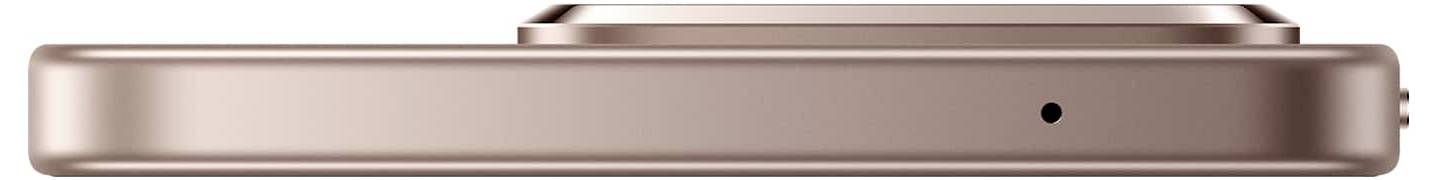 Smartfon w kolorze różowego złota widziany z boku, prezentujący smukły design z delikatnym wybrzuszeniem aparatu oraz przyciskami na jednej krawędzi.