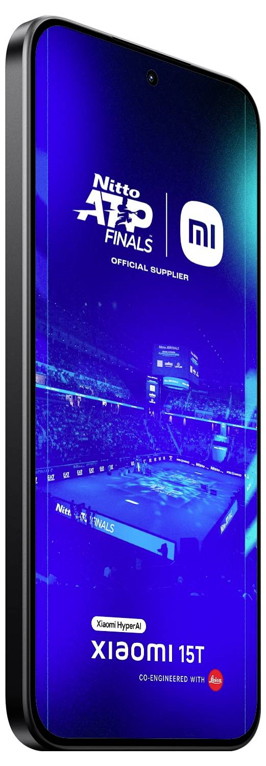 Smartfon wyświetla obraz z napisem "Nitto ATP Finals Oficjalny Dostawca" oraz "Xiaomi 15T Współprojektowany z Leica" na tle słabo oświetlonej hali sportowej.