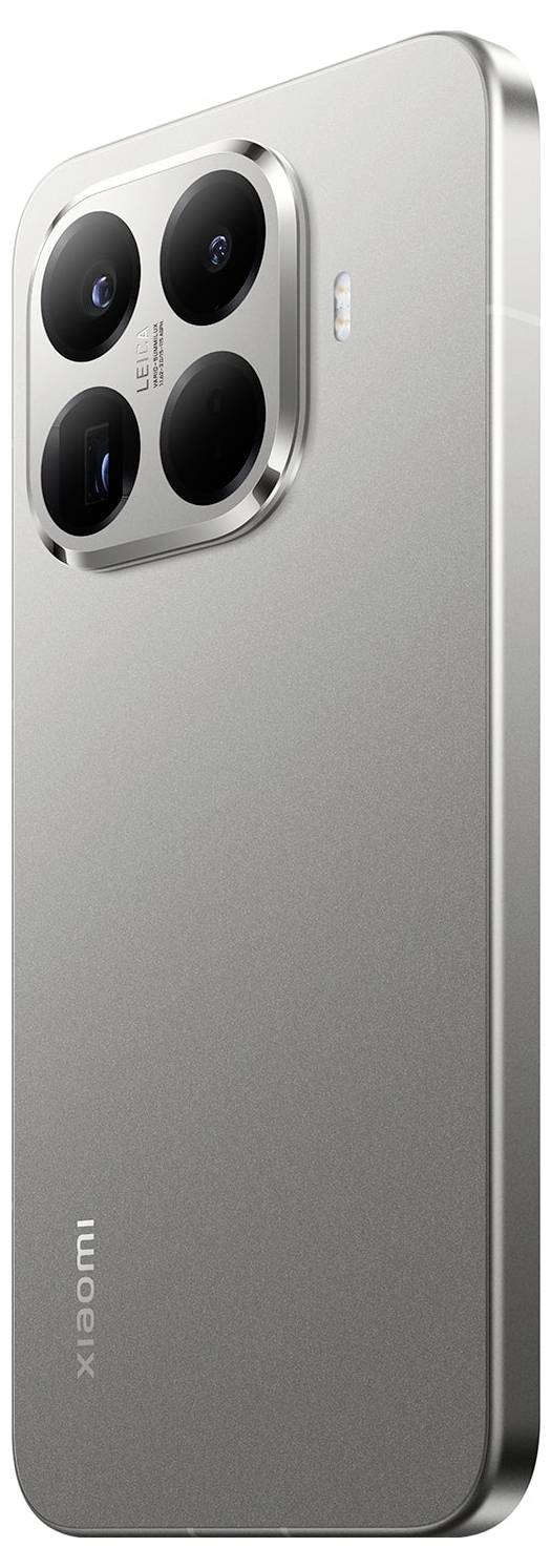 Smukły smartfon z metalicznym wykończeniem jest pokazany pod kątem, podkreślając jego tylny system czterech kamer.