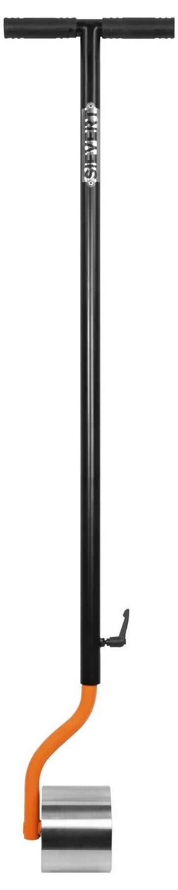 Ręczne narzędzie z długą czarną rączką, pomarańczową zakrzywioną podstawą i metalowym wałkiem, zazwyczaj używane do prasowania szwów lub wygładzania powierzchni.