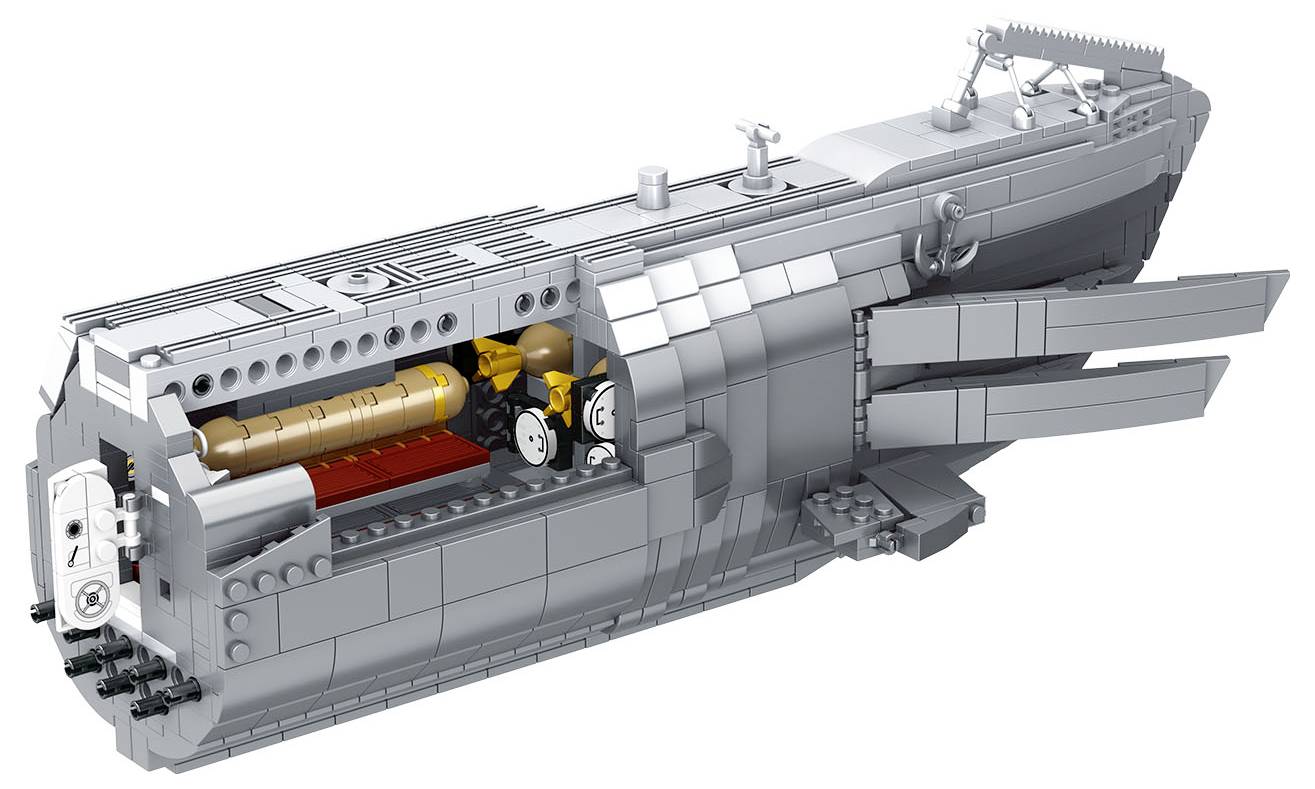 Widok z przekrojem szarego modelu łodzi podwodnej z klocków LEGO, prezentujący szczegóły wnętrza, takie jak maszyny i przedziały, podświetlone brązowymi i żółtymi klockami.