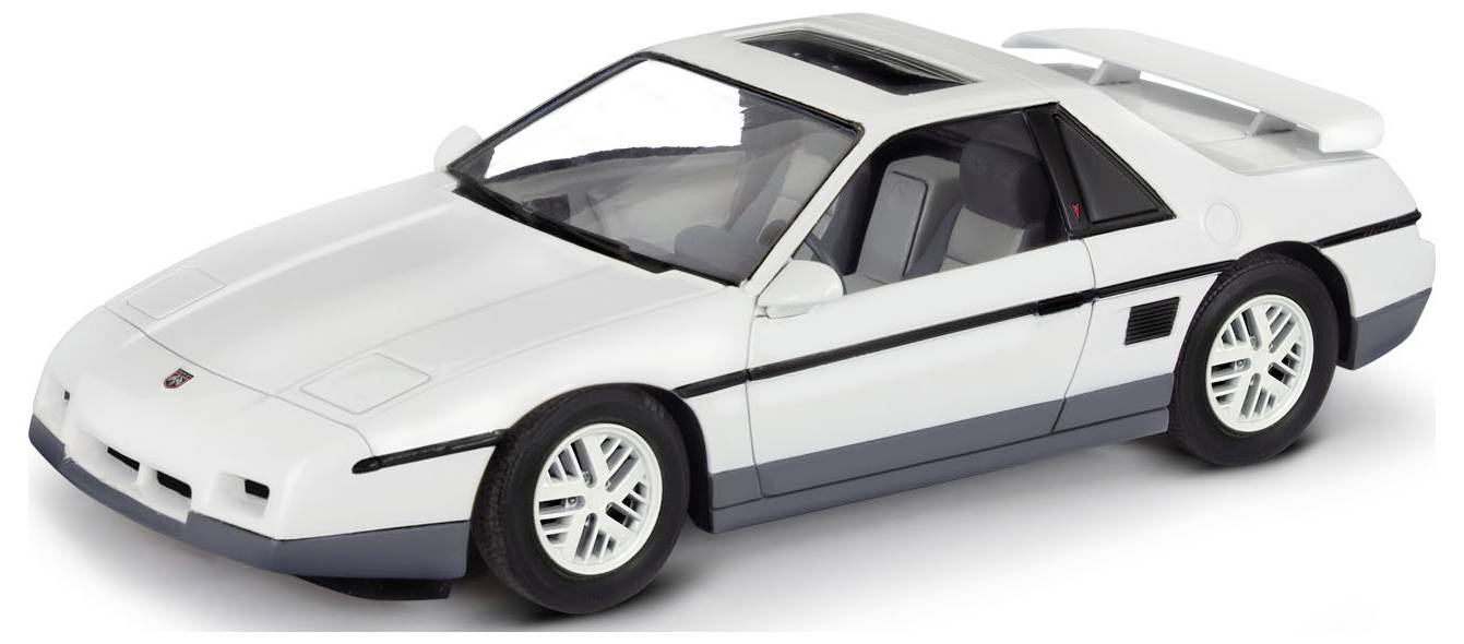 Biały model samochodu sportowego o opływowej sylwetce, z charakterystycznym tylnym skrzydłem i ostrymi liniami, widziany pod kątem przednio-bocznym.