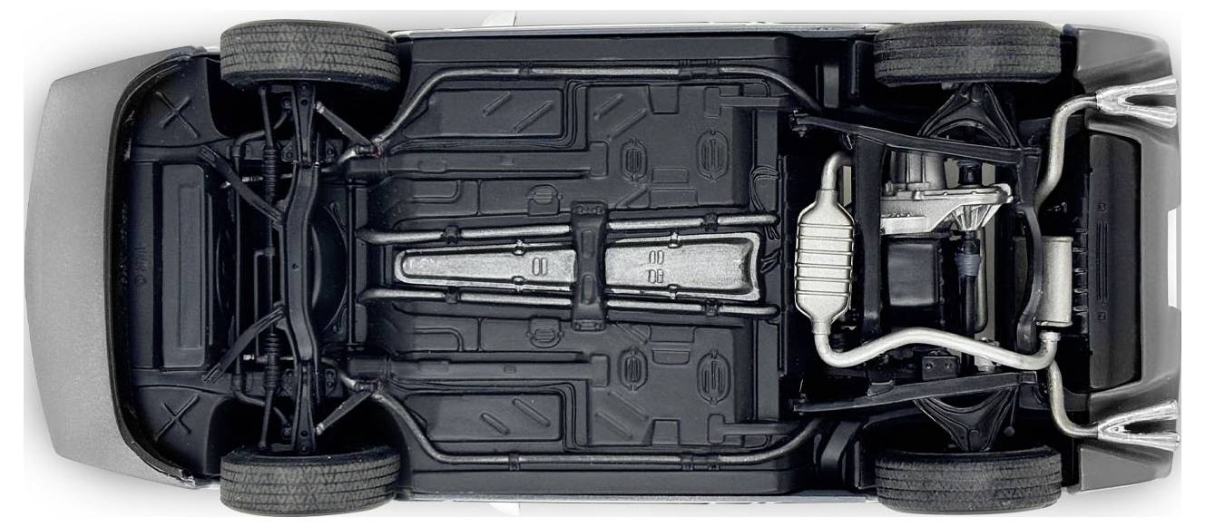 Widok od spodu samochodu prezentujący rozmieszczenie kół, układ wydechowy, zawieszenie i podwozie. Daje wgląd w strukturalne rozmieszczenie elementów pojazdu.