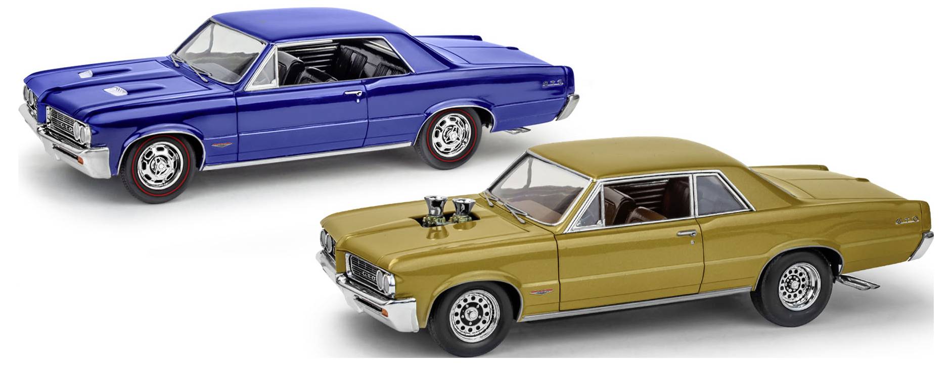 Dwa zabytkowe samochody muscle, jeden niebieski, a drugi złoty, stoją obok siebie. Niebieski samochód ma smukłą sylwetkę, a złoty posiada wlot powietrza na masce.
