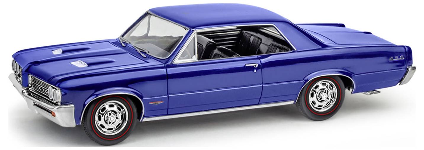 Klasyczny niebieski samochód muscle car z twardym dachem, chromowanymi akcentami i oponami z czerwoną linią, prezentowany na białym, jednolitym tle.