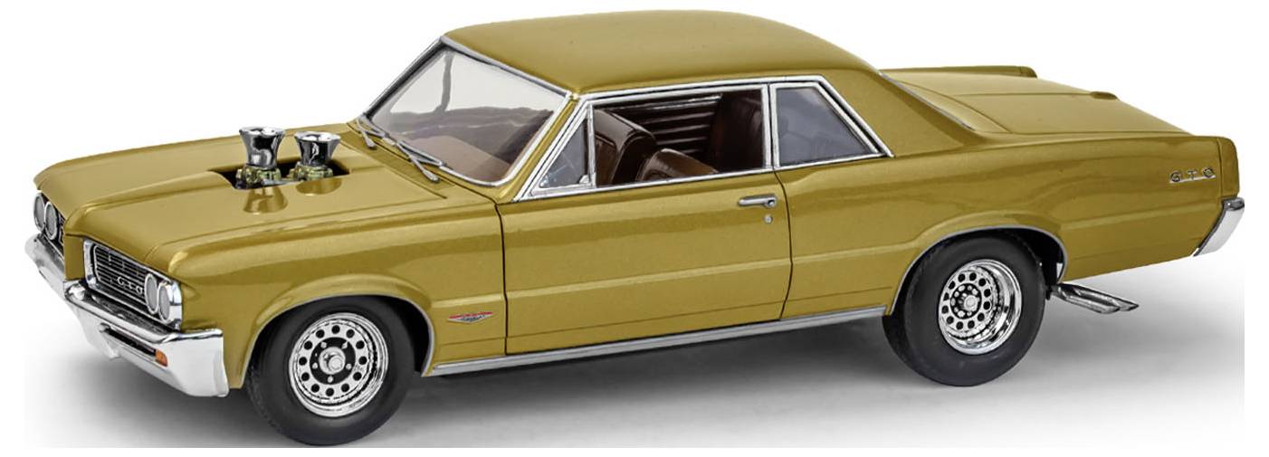 Zabytkowy złoty model samochodu muscle car z dokładnie odwzorowaną sylwetką zewnętrzną i wnętrzem, wyposażony w podwójne rury wydechowe oraz wyeksponowany silnik na masce.