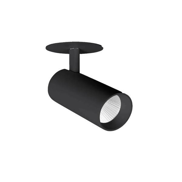 Czarna wpuszczana lampa sufitowa z regulowaną cylindryczną głowicą lampy skierowaną w dół na białym tle.