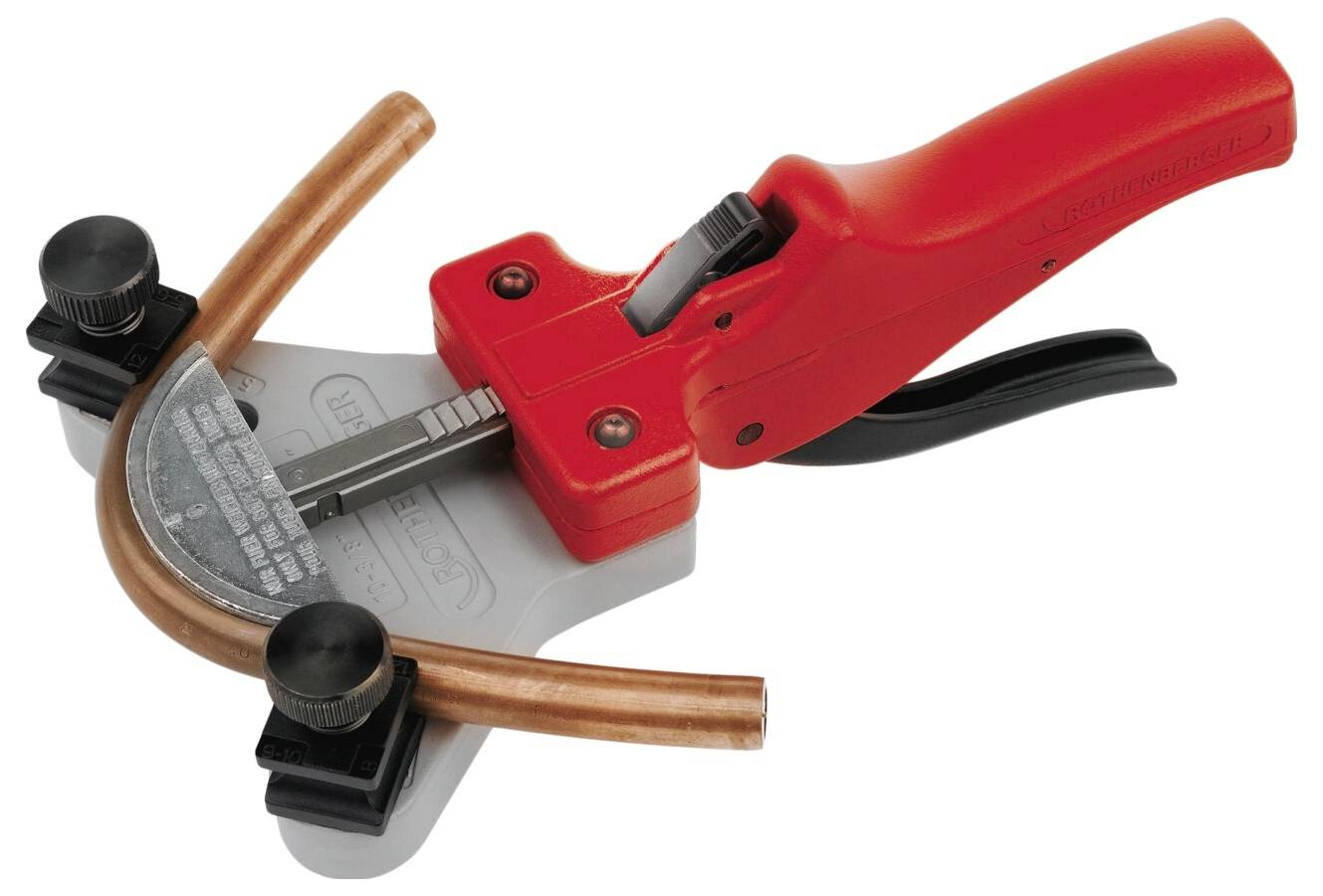 Ręczna giętarka do rur z czerwonym uchwytem, przeznaczona do gięcia rur miedzianych. Narzędzie posiada regulowane pokrętła i metalowy prowadnik zapewniający precyzję.