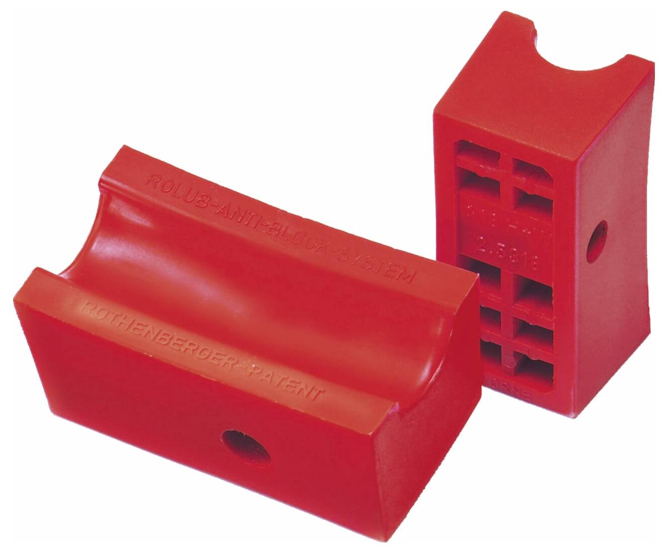 Dwa czerwone, prostokątne bloki przeciwzginaniowe z wygiętymi wycięciami i wzorem kratownicowym, przeznaczone do podparcia i stabilizacji rur.