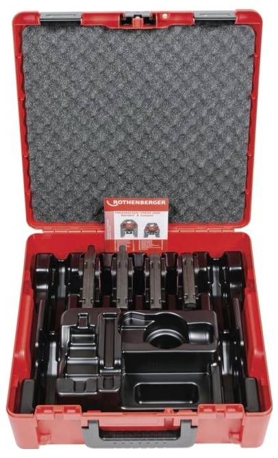 Czerwona skrzynka narzędziowa z wyścieleniem z pianki zawiera różne narzędzia hydrauliczne i złączki. W kieszeni pokrywy znajduje się katalog firmy 'Rothenberger'.