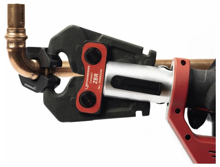 Narzędzie hydrauliczne używane do wciskania złączki na rurę miedzianą, prezentujące zbliżenie zacisku i mechanizmu narzędzia.