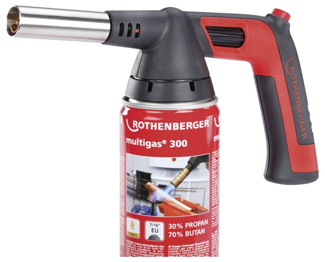 'Palnik Rothenberger Multigas 300 z czerwoną рукояткą i metalową dyszą, podłączony do butli gazowej oznaczonej jako 30% propanu, 70% butanu.'