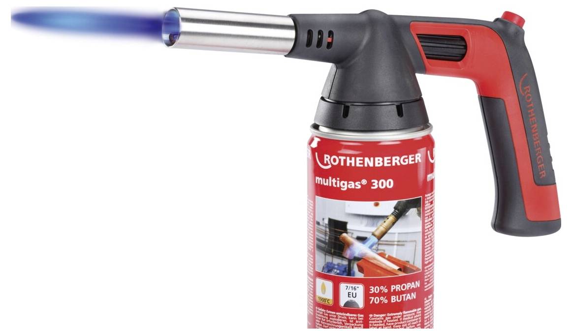 Czerwony palnik gazowy z niebieskim płomieniem, oznaczony etykietą 'Rothenberger multigas 300'.