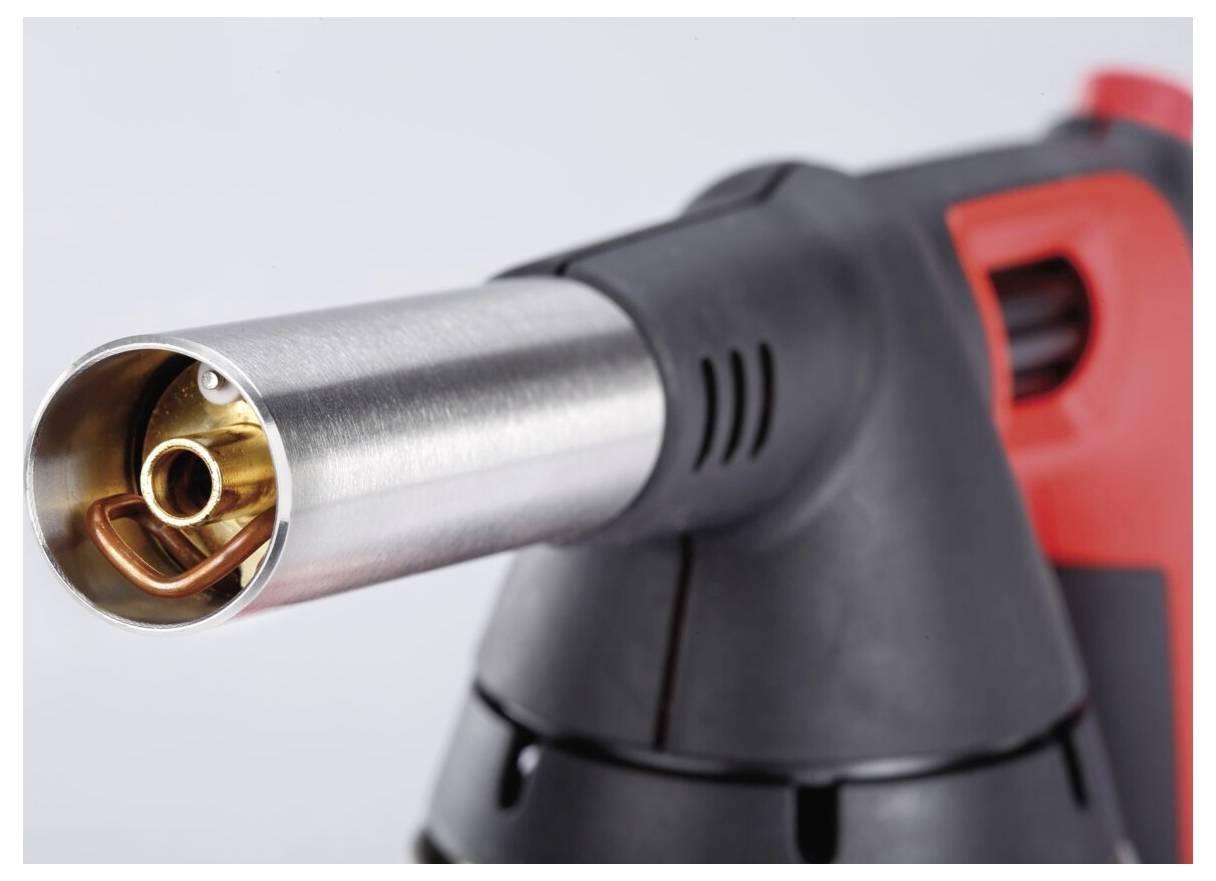 Zbliżenie palnika gazowego z metalową dyszą oraz uchwytem w kolorach czarnym i czerwonym, powszechnie używanego do ogrzewania lub lutowania.