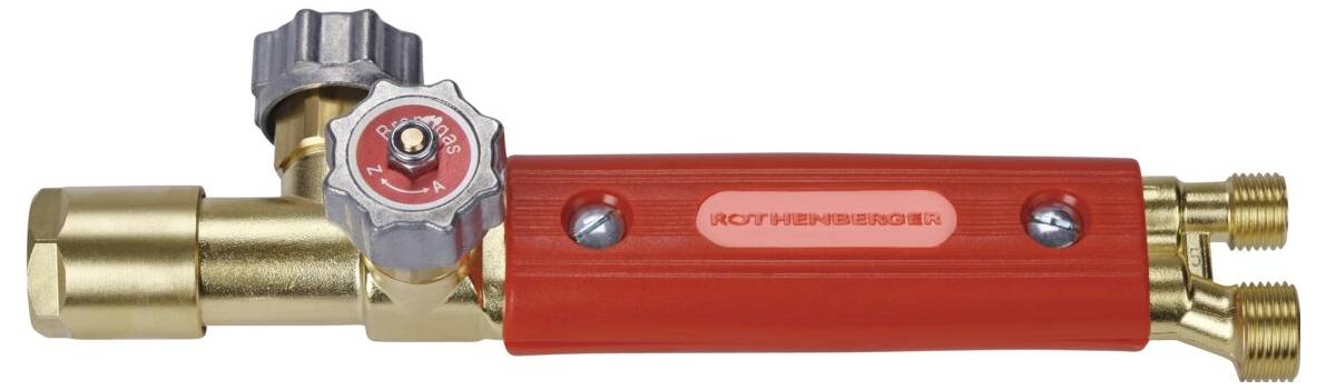 Czerwony i mosiężny, regulowany zawór z zamontowanym manometrem, używany do kontrolowania przepływu gazu w środowiskach przemysłowych.