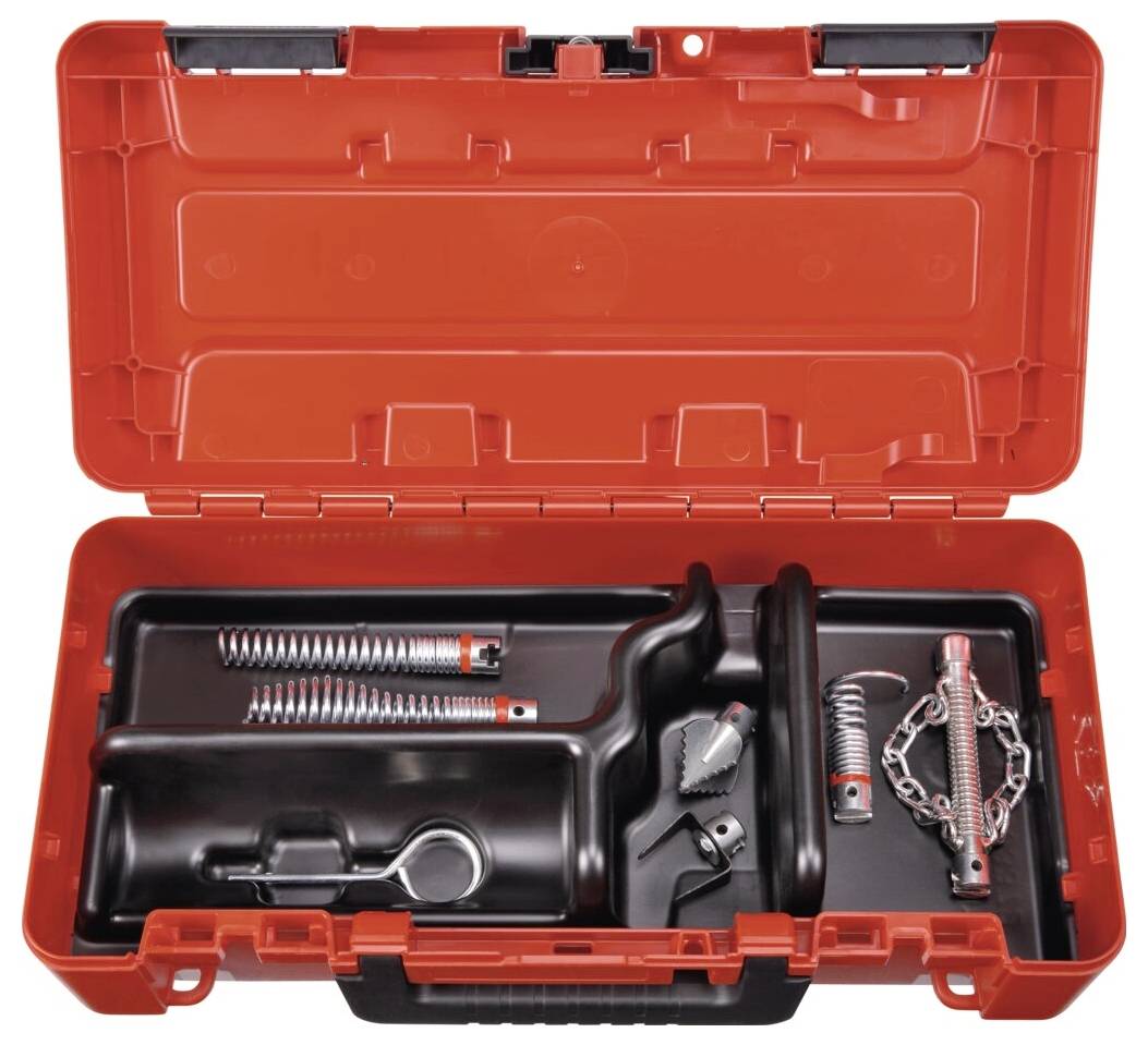 Czerwona skrzynka narzędziowa z czarnym wnętrzem zawiera różne metalowe narzędzia, w tym sprężyny, łańcuch i wsporniki, ułożone starannie.