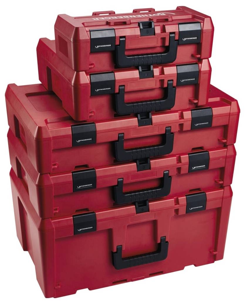 Zestaw pięciu czerwonych skrzynek do przechowywania narzędzi, ułożonych na sobie i różniących się rozmiarem, z czarnymi uchwytami i zatrzaskami.